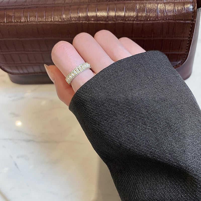 Elegant Gold and Pearl Ring