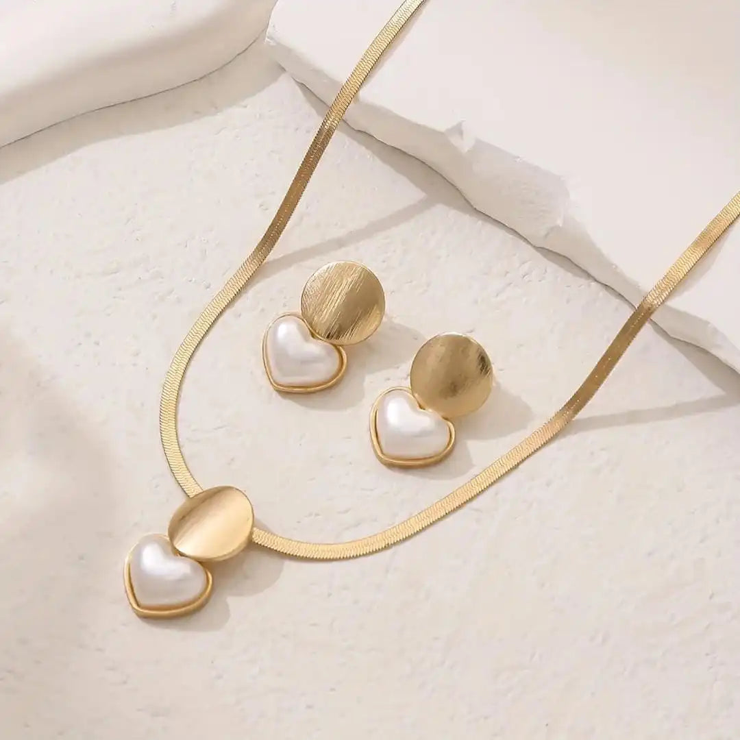 Retro Gold Heart Jewelry Set: Necklace and Earrings
