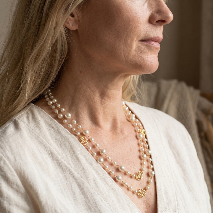 Sophisticated Pearl Necklace in Gold