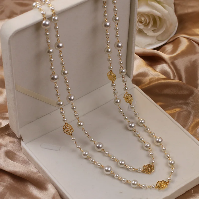 Sophisticated Pearl Necklace in Gold
